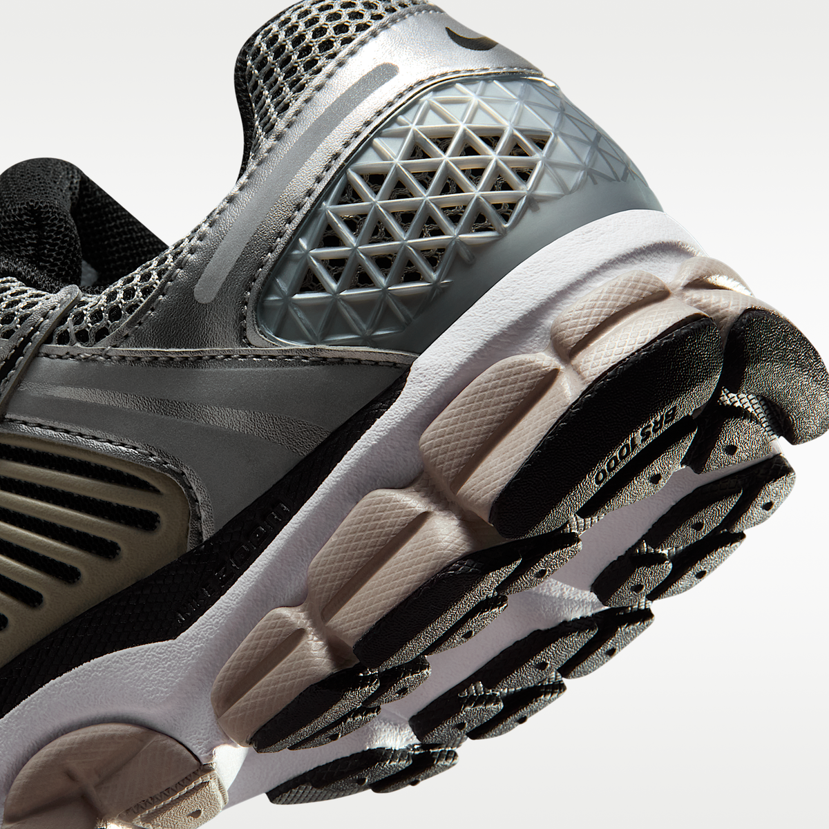 Zoom Vomero 5 Metallic Silver College Grey